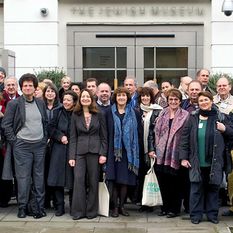 Hanno Loewy (v. l.) und Teilnehmer der AEJM- Jahreskonferenz vor dem Eingang zum Jüdischen Museum London